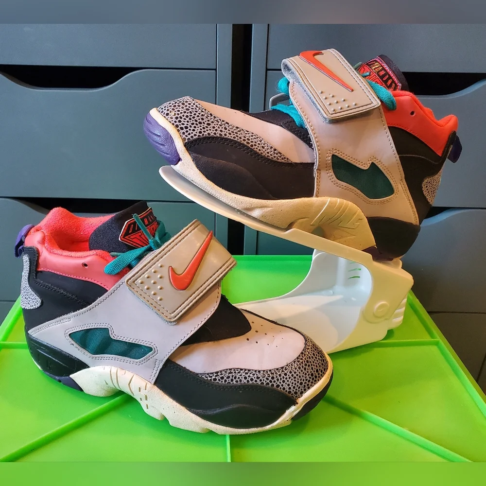 NIKE AIR DIAMOND TURF 2 GS ☆ Wolf Grey Crimson ☆ SIZE 5.5Y or 7 US WOMENS ☆ EUC - Picture 1 of 12
